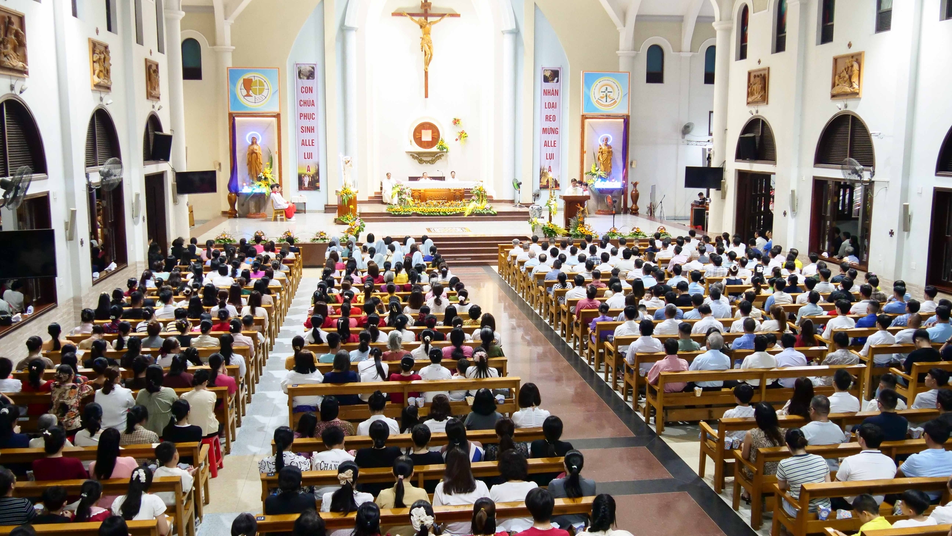 Giáo Xứ An Phú Cử Hành Thánh Lễ Vọng Phục Sinh